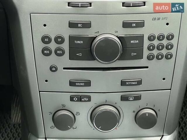 Черный Опель Астра, объемом двигателя 1.6 л и пробегом 145 тыс. км за 6400 $, фото 27 на Automoto.ua