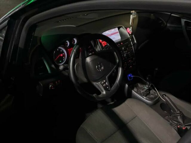 Черный Опель Астра, объемом двигателя 1.7 л и пробегом 275 тыс. км за 7600 $, фото 6 на Automoto.ua