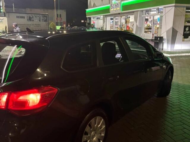 Черный Опель Астра, объемом двигателя 1.7 л и пробегом 275 тыс. км за 7600 $, фото 4 на Automoto.ua