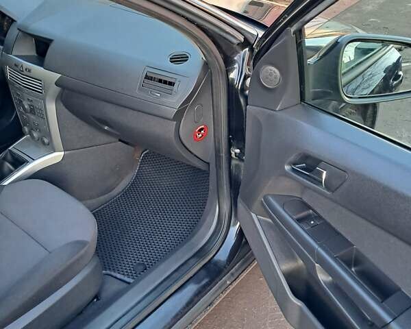 Черный Опель Астра, объемом двигателя 1.6 л и пробегом 318 тыс. км за 5400 $, фото 1 на Automoto.ua