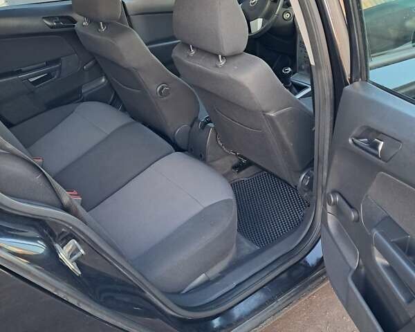 Черный Опель Астра, объемом двигателя 1.6 л и пробегом 318 тыс. км за 5400 $, фото 3 на Automoto.ua