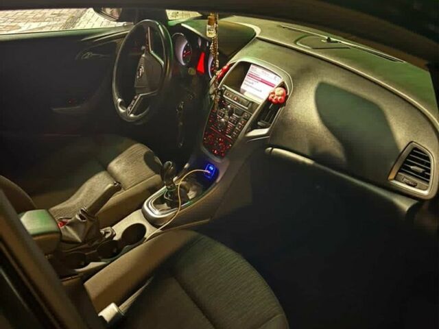 Черный Опель Астра, объемом двигателя 1.7 л и пробегом 275 тыс. км за 7600 $, фото 5 на Automoto.ua