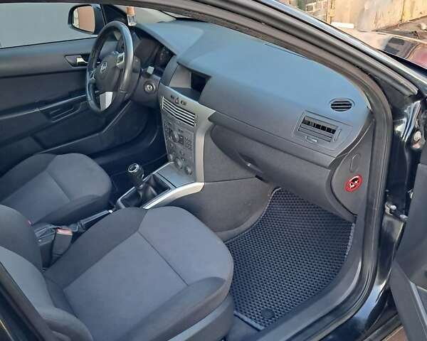 Черный Опель Астра, объемом двигателя 1.6 л и пробегом 318 тыс. км за 5400 $, фото 2 на Automoto.ua