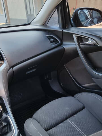 Черный Опель Астра, объемом двигателя 1.6 л и пробегом 235 тыс. км за 7700 $, фото 2 на Automoto.ua