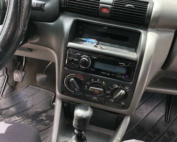 Красный Опель Астра, объемом двигателя 1.6 л и пробегом 332 тыс. км за 2100 $, фото 23 на Automoto.ua