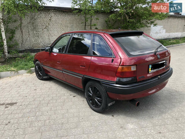 Красный Опель Астра, объемом двигателя 1.6 л и пробегом 332 тыс. км за 2100 $, фото 2 на Automoto.ua