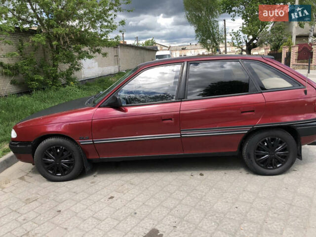 Красный Опель Астра, объемом двигателя 1.6 л и пробегом 332 тыс. км за 2100 $, фото 1 на Automoto.ua