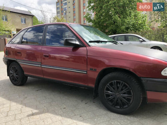 Красный Опель Астра, объемом двигателя 1.6 л и пробегом 332 тыс. км за 2100 $, фото 7 на Automoto.ua