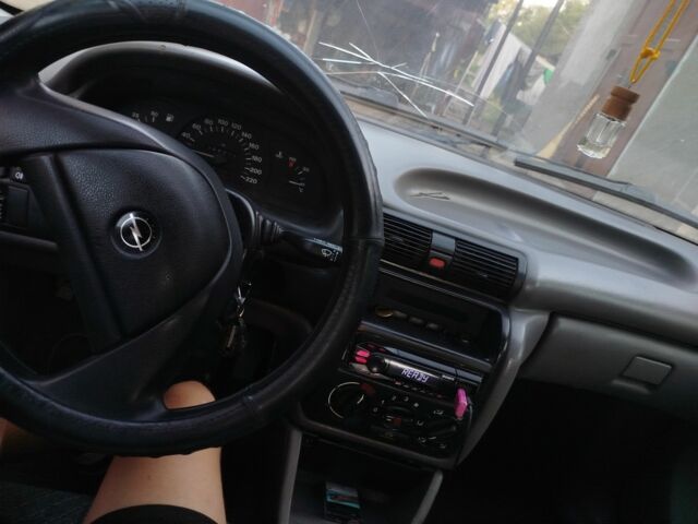 Красный Опель Астра, объемом двигателя 1.6 л и пробегом 317 тыс. км за 1100 $, фото 6 на Automoto.ua