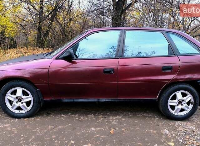 Красный Опель Астра, объемом двигателя 1.8 л и пробегом 200 тыс. км за 905 $, фото 5 на Automoto.ua