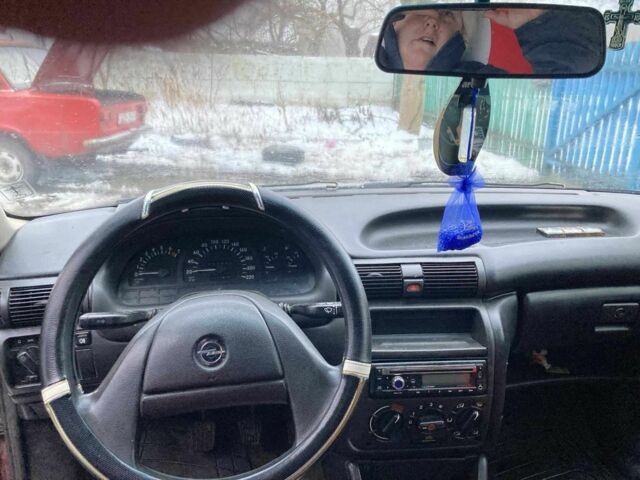 Красный Опель Астра, объемом двигателя 1.6 л и пробегом 256 тыс. км за 1200 $, фото 4 на Automoto.ua