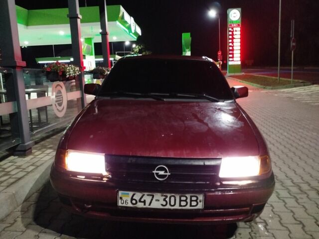 Красный Опель Астра, объемом двигателя 1.6 л и пробегом 317 тыс. км за 1100 $, фото 1 на Automoto.ua