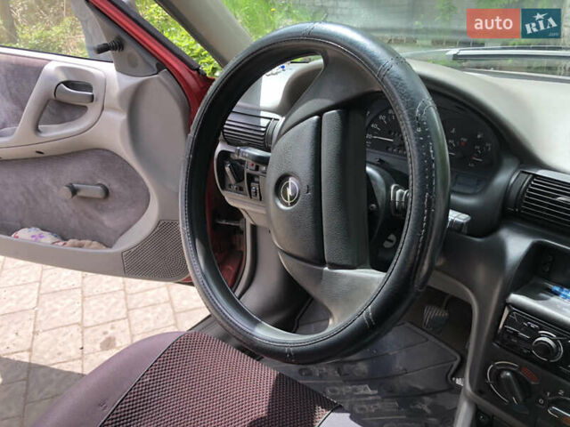 Красный Опель Астра, объемом двигателя 1.6 л и пробегом 332 тыс. км за 2100 $, фото 27 на Automoto.ua