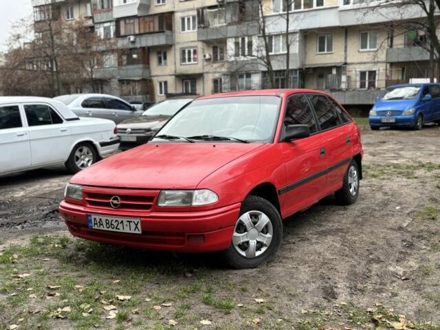 Красный Опель Астра, объемом двигателя 1.4 л и пробегом 300 тыс. км за 999 $, фото 1 на Automoto.ua