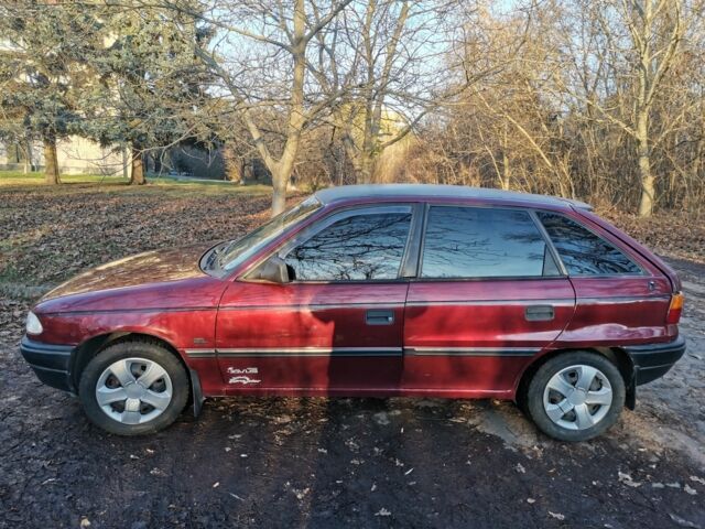 Красный Опель Астра, объемом двигателя 1.4 л и пробегом 350 тыс. км за 1700 $, фото 2 на Automoto.ua