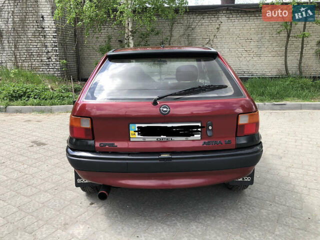 Красный Опель Астра, объемом двигателя 1.6 л и пробегом 332 тыс. км за 2100 $, фото 3 на Automoto.ua