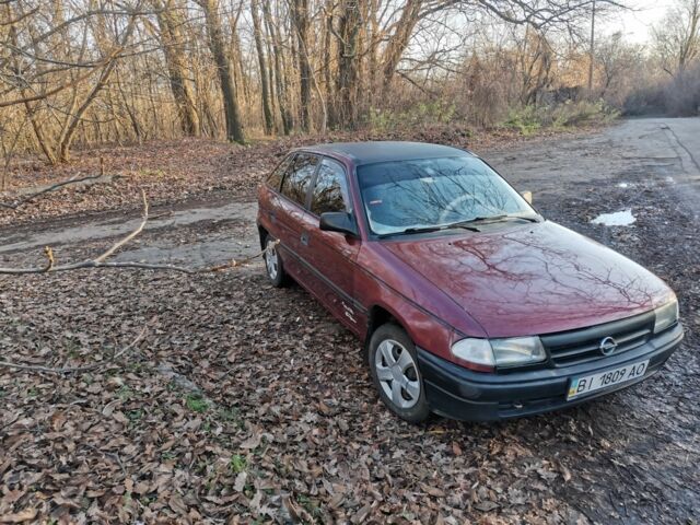 Красный Опель Астра, объемом двигателя 1.4 л и пробегом 350 тыс. км за 1700 $, фото 1 на Automoto.ua