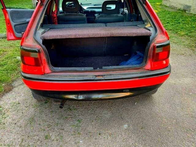 Красный Опель Астра, объемом двигателя 1.6 л и пробегом 200 тыс. км за 1850 $, фото 3 на Automoto.ua