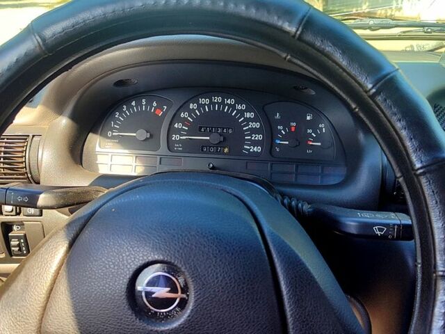 Красный Опель Астра, объемом двигателя 1.6 л и пробегом 360 тыс. км за 1500 $, фото 3 на Automoto.ua