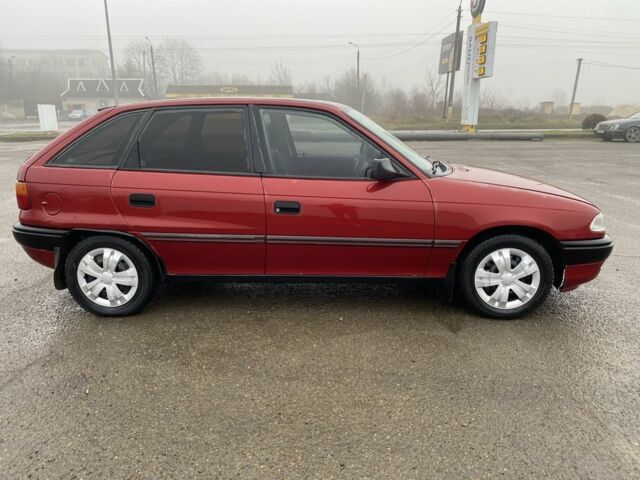 Красный Опель Астра, объемом двигателя 1.6 л и пробегом 264 тыс. км за 1200 $, фото 3 на Automoto.ua