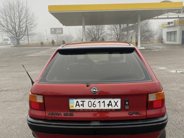 Красный Опель Астра, объемом двигателя 1.6 л и пробегом 264 тыс. км за 1200 $, фото 5 на Automoto.ua