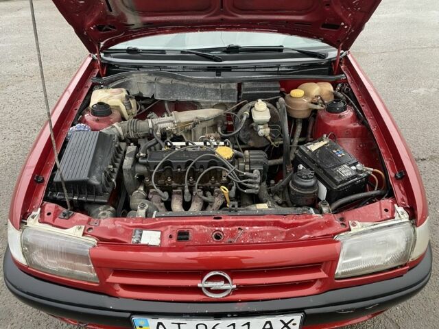 Красный Опель Астра, объемом двигателя 1.6 л и пробегом 264 тыс. км за 1200 $, фото 11 на Automoto.ua