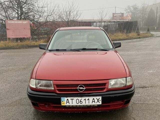 Красный Опель Астра, объемом двигателя 1.6 л и пробегом 264 тыс. км за 1200 $, фото 1 на Automoto.ua