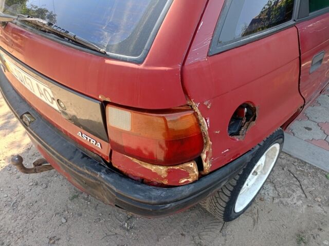 Красный Опель Астра, объемом двигателя 1.4 л и пробегом 396 тыс. км за 700 $, фото 2 на Automoto.ua