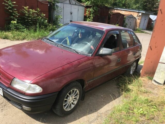 Красный Опель Астра, объемом двигателя 1.6 л и пробегом 320 тыс. км за 1200 $, фото 3 на Automoto.ua