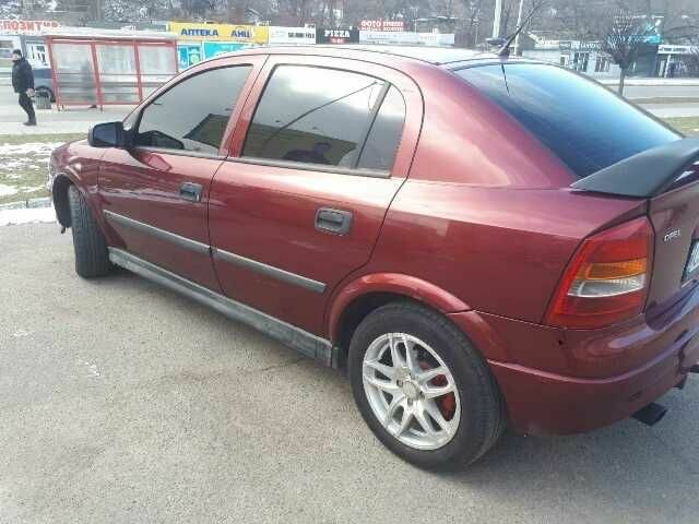 Красный Опель Астра, объемом двигателя 1.6 л и пробегом 181 тыс. км за 4900 $, фото 1 на Automoto.ua