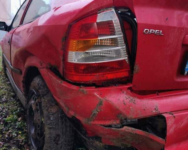 Красный Опель Астра, объемом двигателя 1.8 л и пробегом 209 тыс. км за 1700 $, фото 5 на Automoto.ua