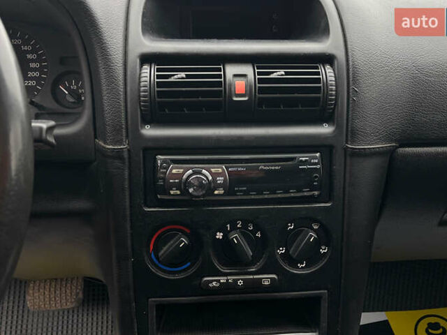 Красный Опель Астра, объемом двигателя 1.6 л и пробегом 294 тыс. км за 3699 $, фото 12 на Automoto.ua