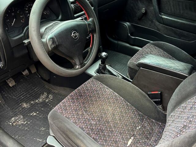 Красный Опель Астра, объемом двигателя 1.4 л и пробегом 250 тыс. км за 2800 $, фото 5 на Automoto.ua