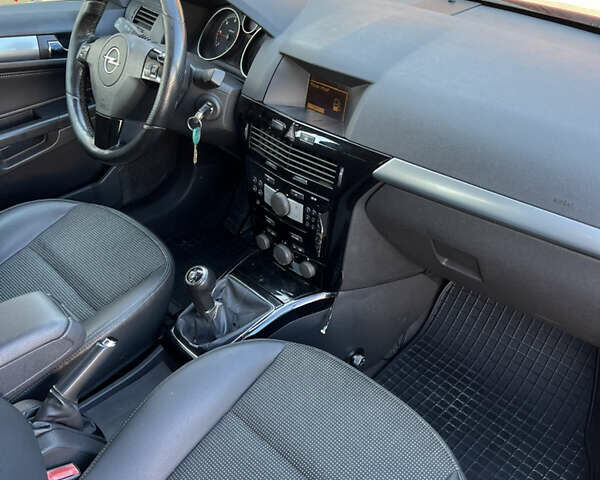 Красный Опель Астра, объемом двигателя 1.69 л и пробегом 300 тыс. км за 4199 $, фото 18 на Automoto.ua