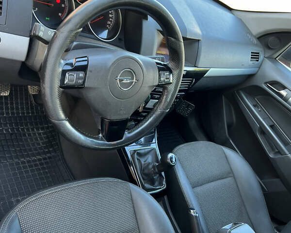 Красный Опель Астра, объемом двигателя 1.69 л и пробегом 300 тыс. км за 4199 $, фото 11 на Automoto.ua