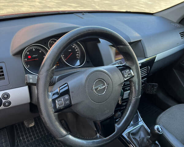 Красный Опель Астра, объемом двигателя 1.69 л и пробегом 300 тыс. км за 4199 $, фото 12 на Automoto.ua