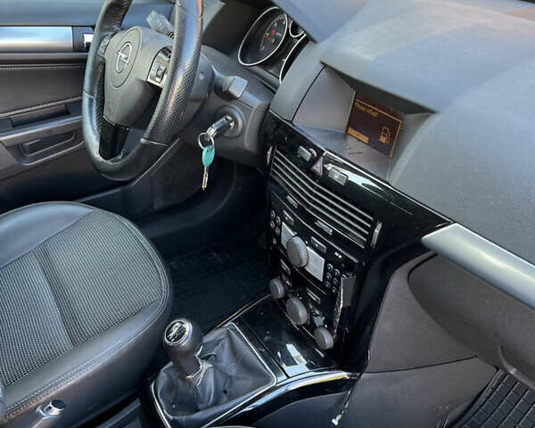 Красный Опель Астра, объемом двигателя 1.69 л и пробегом 300 тыс. км за 4199 $, фото 19 на Automoto.ua