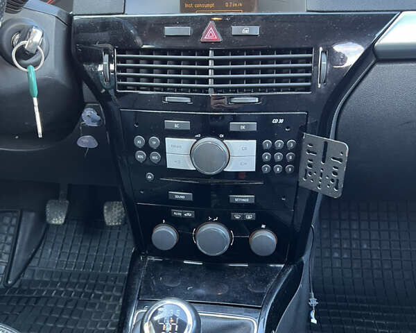 Красный Опель Астра, объемом двигателя 1.69 л и пробегом 300 тыс. км за 4199 $, фото 29 на Automoto.ua