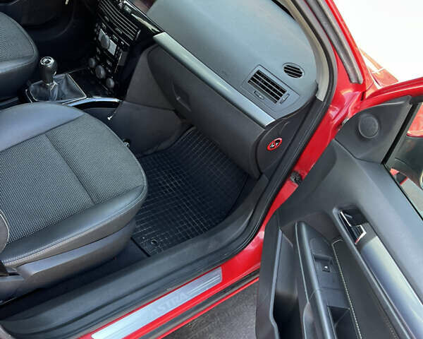 Красный Опель Астра, объемом двигателя 1.69 л и пробегом 300 тыс. км за 4199 $, фото 26 на Automoto.ua