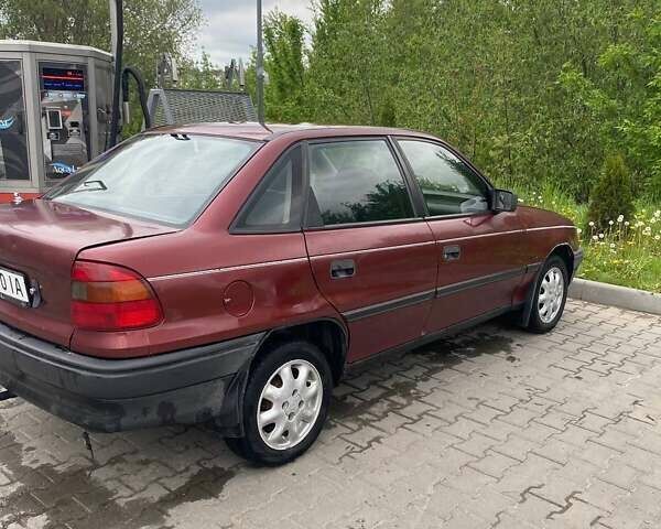 Красный Опель Астра, объемом двигателя 1.4 л и пробегом 369 тыс. км за 1250 $, фото 2 на Automoto.ua