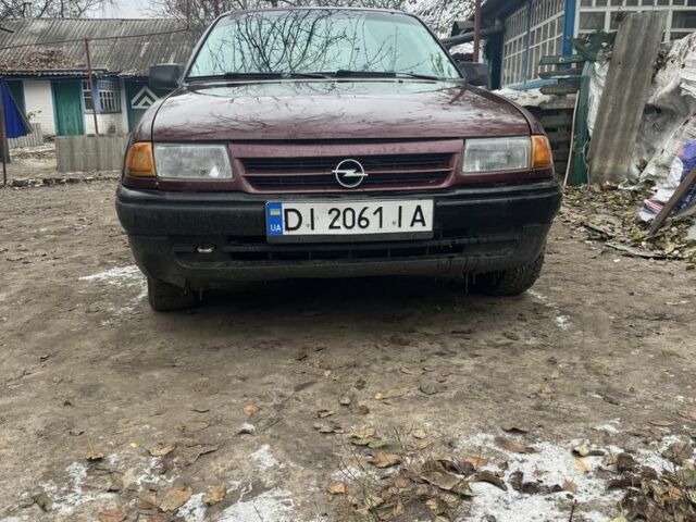 Красный Опель Астра, объемом двигателя 1.6 л и пробегом 492 тыс. км за 600 $, фото 1 на Automoto.ua