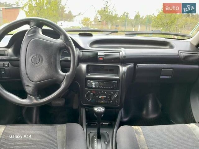 Красный Опель Астра, объемом двигателя 1.6 л и пробегом 223 тыс. км за 3300 $, фото 2 на Automoto.ua