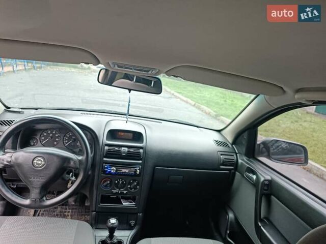 Красный Опель Астра, объемом двигателя 1.6 л и пробегом 234 тыс. км за 3800 $, фото 1 на Automoto.ua