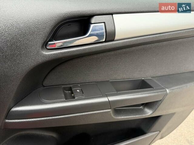 Красный Опель Астра, объемом двигателя 1.8 л и пробегом 215 тыс. км за 4950 $, фото 32 на Automoto.ua