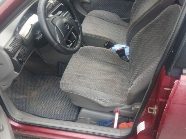 Красный Опель Астра, объемом двигателя 1.6 л и пробегом 307 тыс. км за 1800 $, фото 2 на Automoto.ua