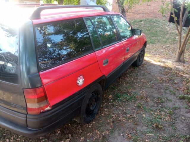 Красный Опель Астра, объемом двигателя 1.6 л и пробегом 300 тыс. км за 1000 $, фото 3 на Automoto.ua