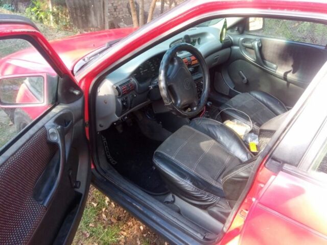 Красный Опель Астра, объемом двигателя 1.6 л и пробегом 300 тыс. км за 1000 $, фото 4 на Automoto.ua