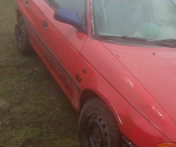 Красный Опель Астра, объемом двигателя 1.6 л и пробегом 400 тыс. км за 650 $, фото 1 на Automoto.ua