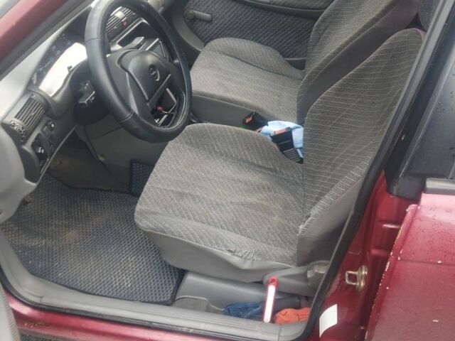 Красный Опель Астра, объемом двигателя 1.6 л и пробегом 307 тыс. км за 1800 $, фото 4 на Automoto.ua