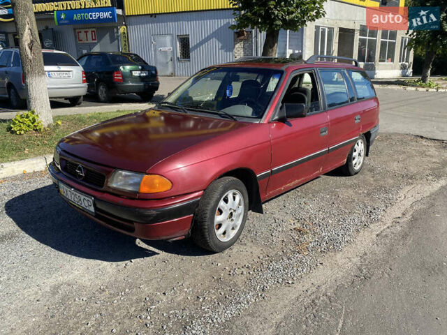 Красный Опель Астра, объемом двигателя 1.6 л и пробегом 350 тыс. км за 1700 $, фото 1 на Automoto.ua